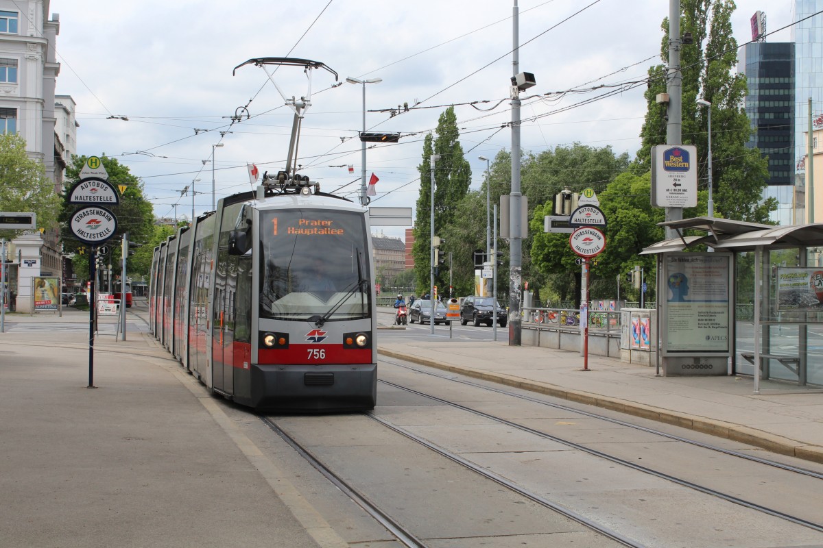 Wien WL SL 1 (B1 756) Julius-Raab-Platz am 1. Mai 2015.