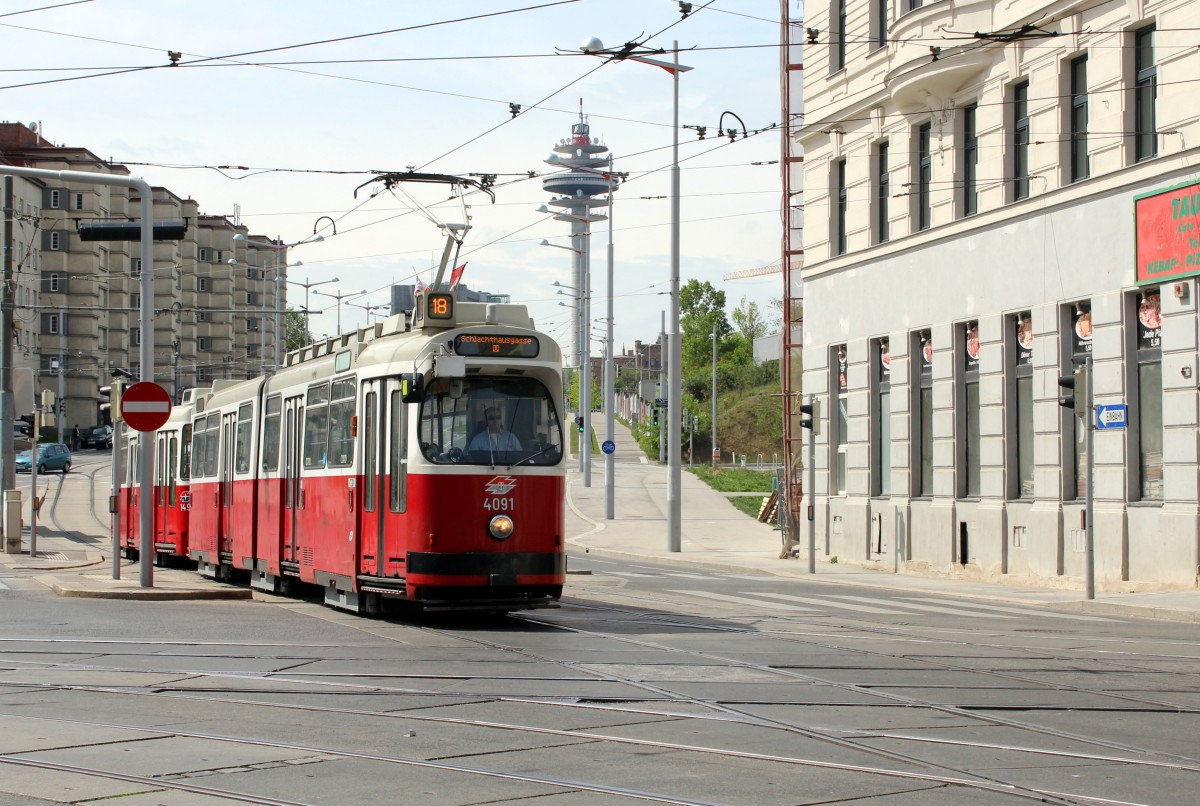 Wien WL SL 18 (E2 4091 + c5 1491) Landstrasser Hauptstrasse / Rennweg am 1. Mai 2015. - Im Hintergrund kann man den Funkturm Wien-Arsenal der Telekom Austria sehen.