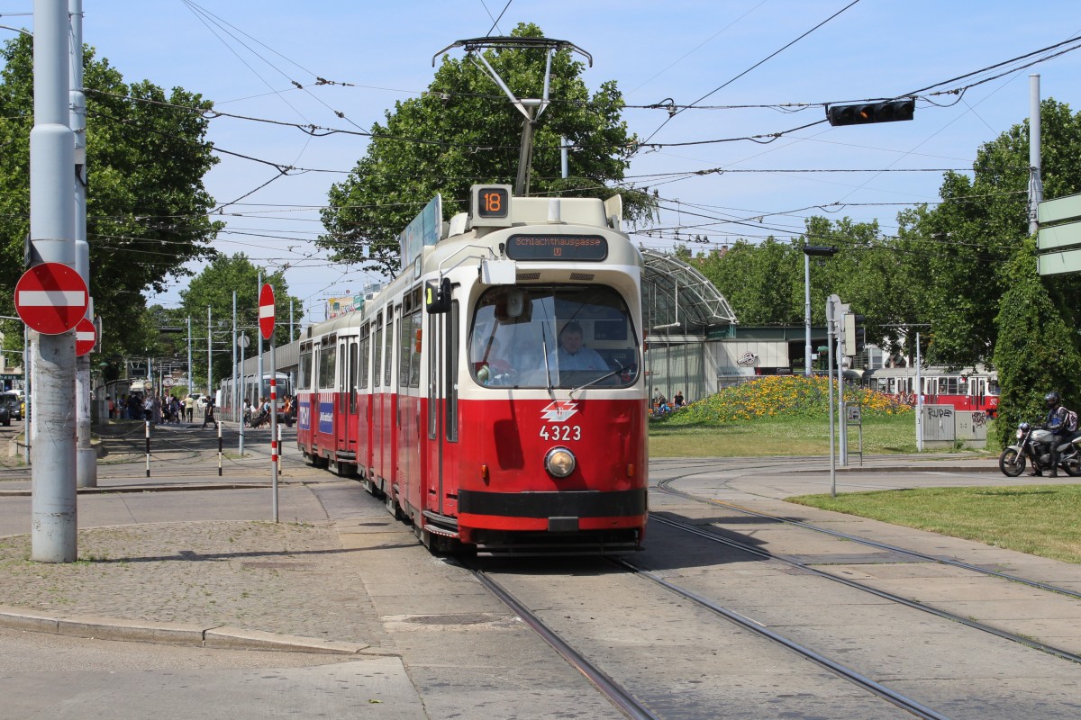 Wien WL SL 18 (E2 4323) Mariahilfer Strasse / Mariahilfer Gürtel am 30. Juni 2015.