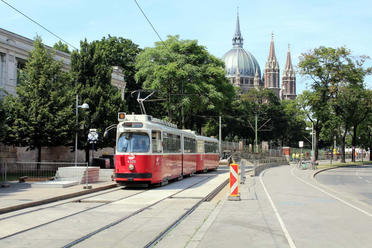 Wien WL SL 18 (E2 4320) Mariahilfer Gürtel / Gumpendorfer Strasse am 30. Juni 2015.