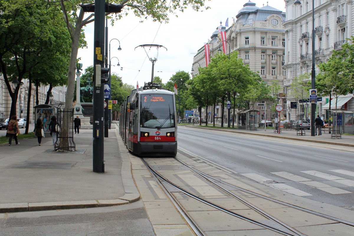 Wien WL SL 2 (B 664) Stubenring / Julius-Raab-Platz / Uraniastrasse (Hst. Julius-Raab-Platz) am 1. Mai 2015.