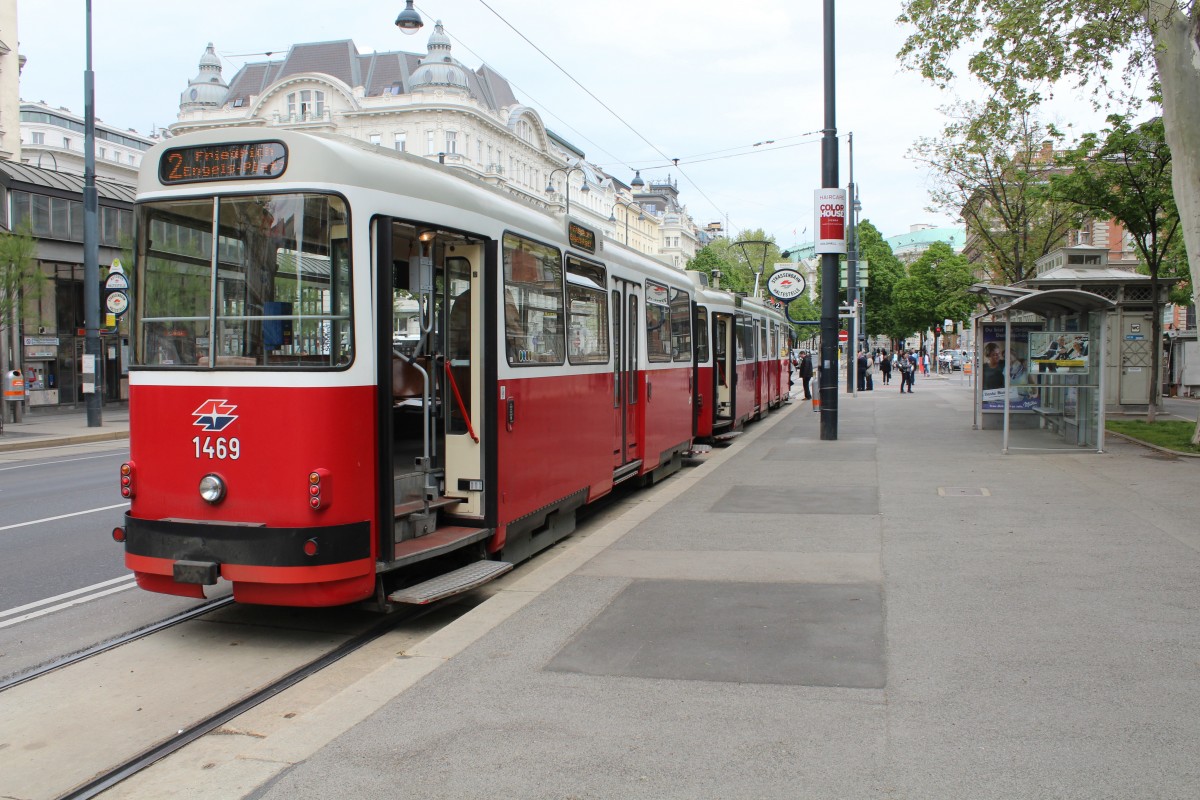 Wien WL SL 2 (c5 1469 + E2 4069) Parkring / Weiskirchner Strasse (Hst. Stubentor) am 1. Mai 2015.