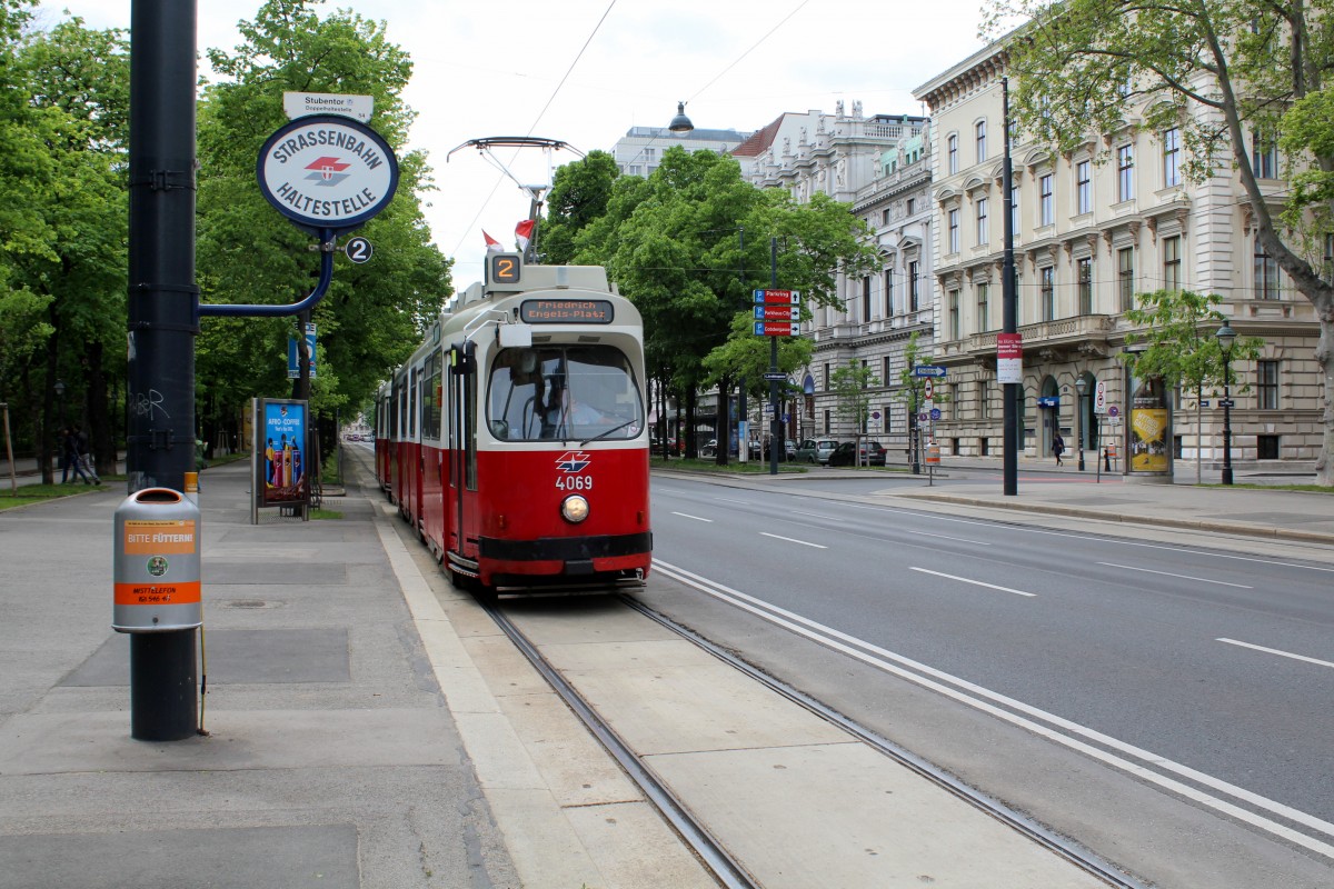 Wien WL SL 2 (E2 4069 + c5 1469) Parkring (Hst. Stubentor) am 1. Mai 2015.