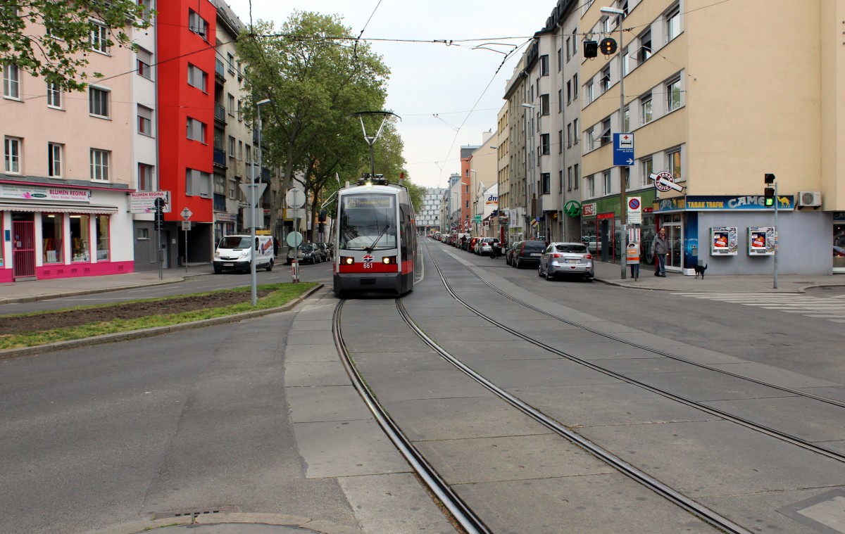 Wien WL SL 25 (B 661) Donaufelder Strasse / Patrizigasse / Hossplatz am 1. Mai 2015.