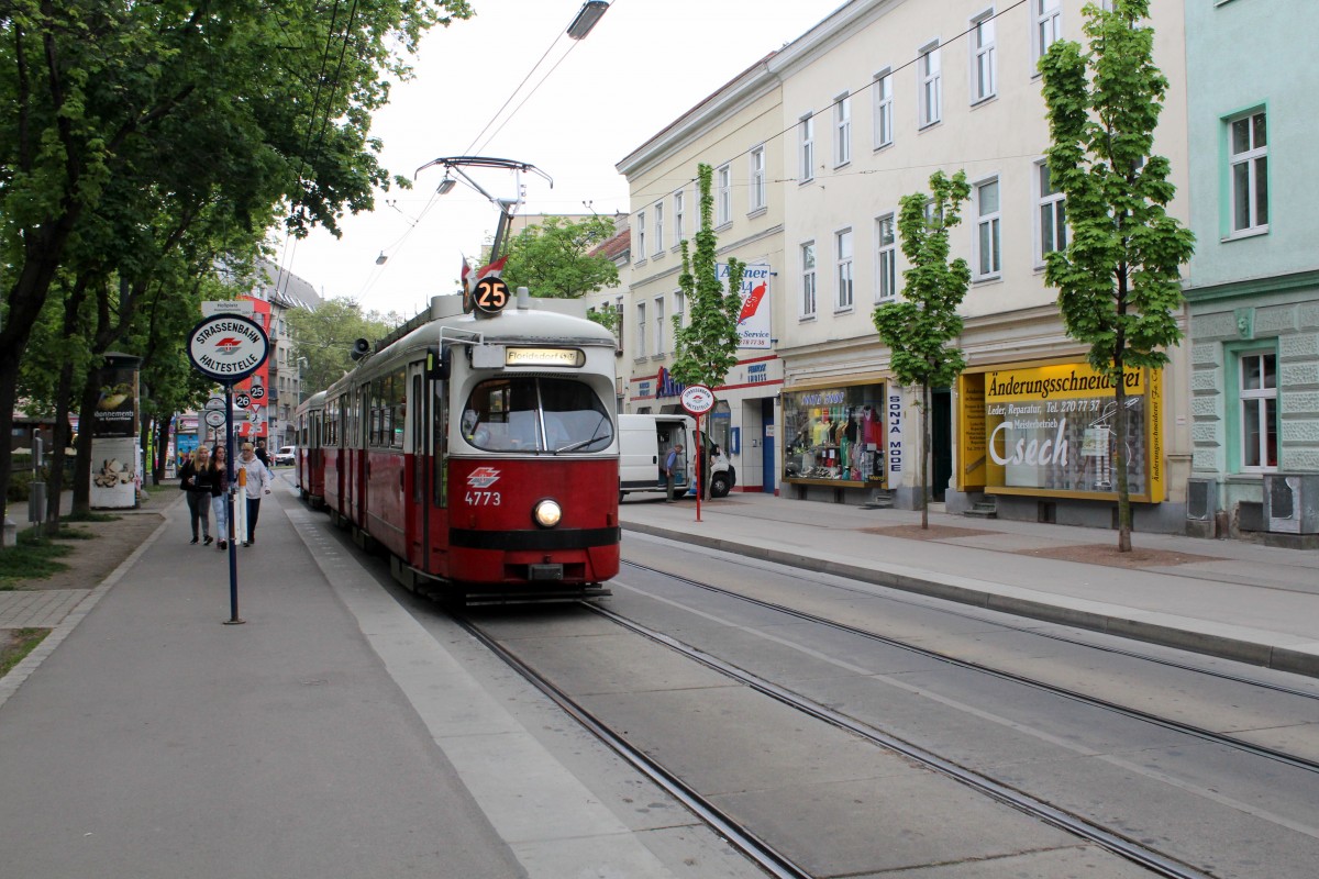 Wien WL SL 25 (E1 4773) Hossplatz am 1. Mai 2015.