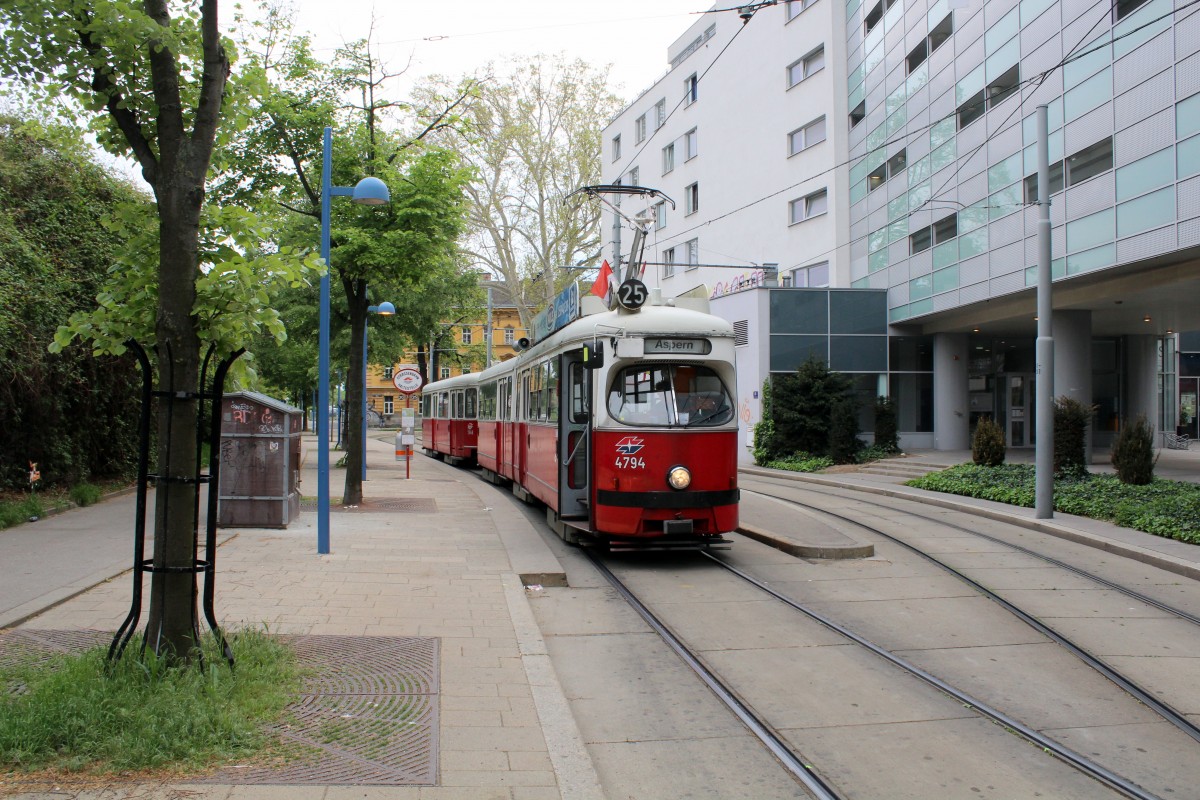 Wien WL SL 25 (E1 4794 + c4 1348) Linke Nordbahngasse am 1. Mai 2015.