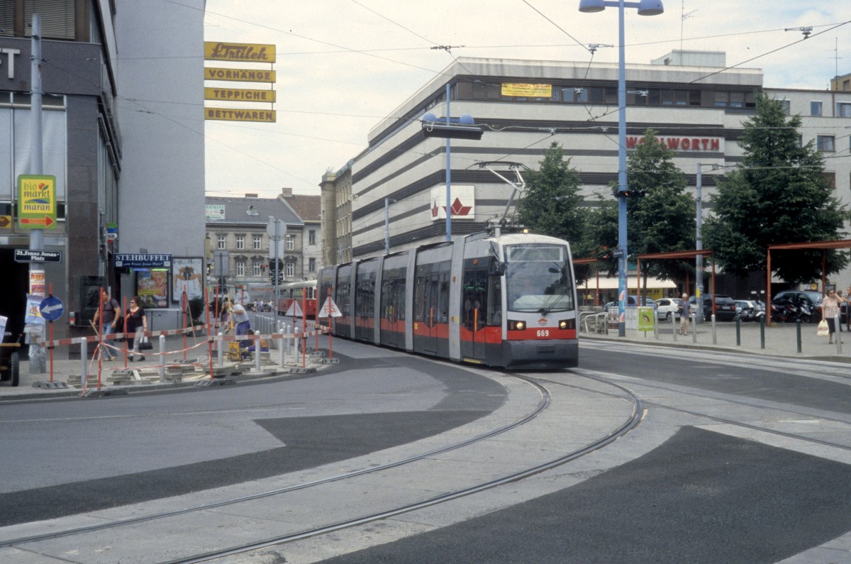 Wien WL SL 26 (B 669) Floridsdorf, Schlosshofer Strasse / Franz-Jonas-Platz im Juli 2005.