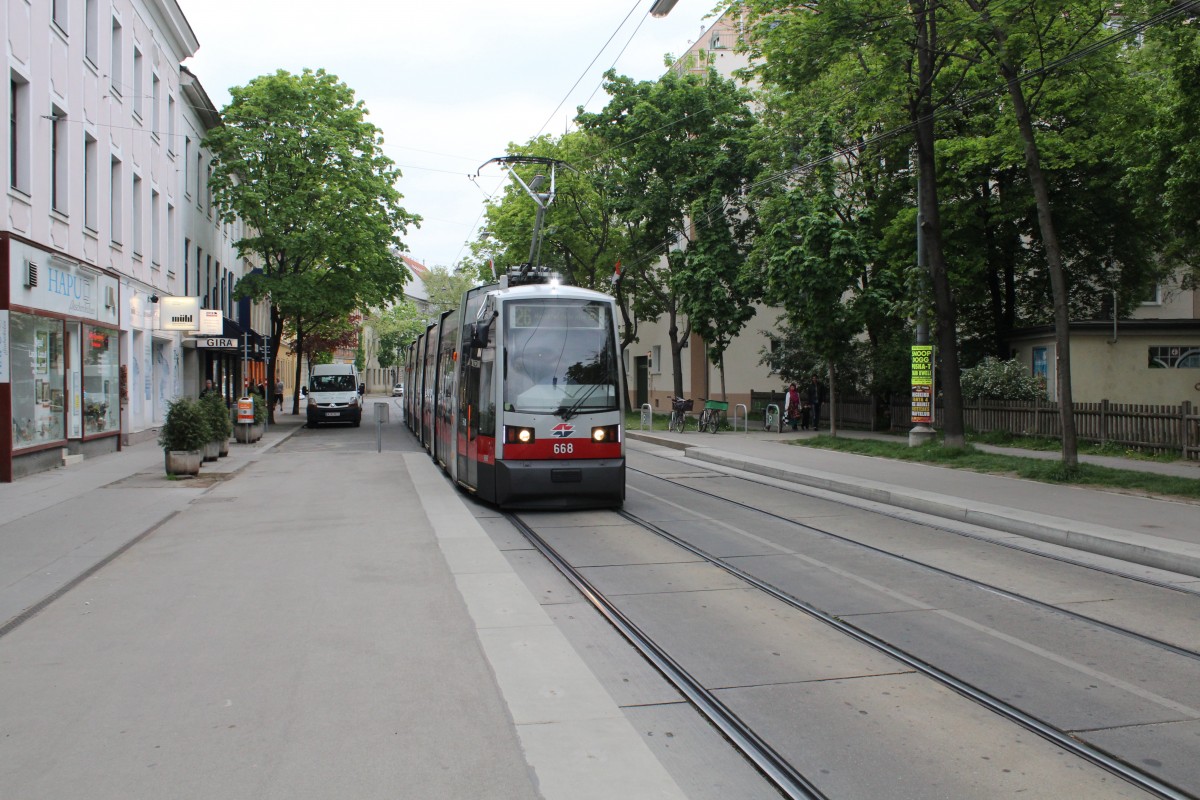 Wien WL SL 26 (B 668) Hossplatz am 1. Mai 2015.