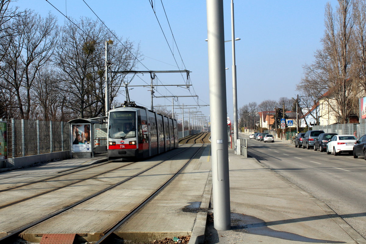 Wien WL SL 26 (B1 726) XXI, Donaustadt, Oberfeldgasse (Hst. Spargelfeldstraße) am 14. Feber / Februar 2017.