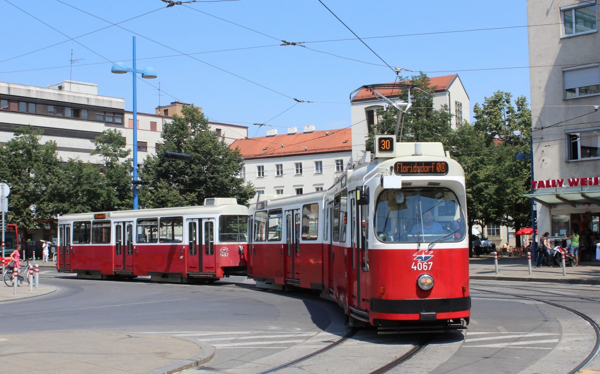 Wien WL SL 30 (E2 4067 + c5 1467) Floridsdorf, Schlosshofer Straße / Franz-Jonas-Platz am 1. Juli 2015.