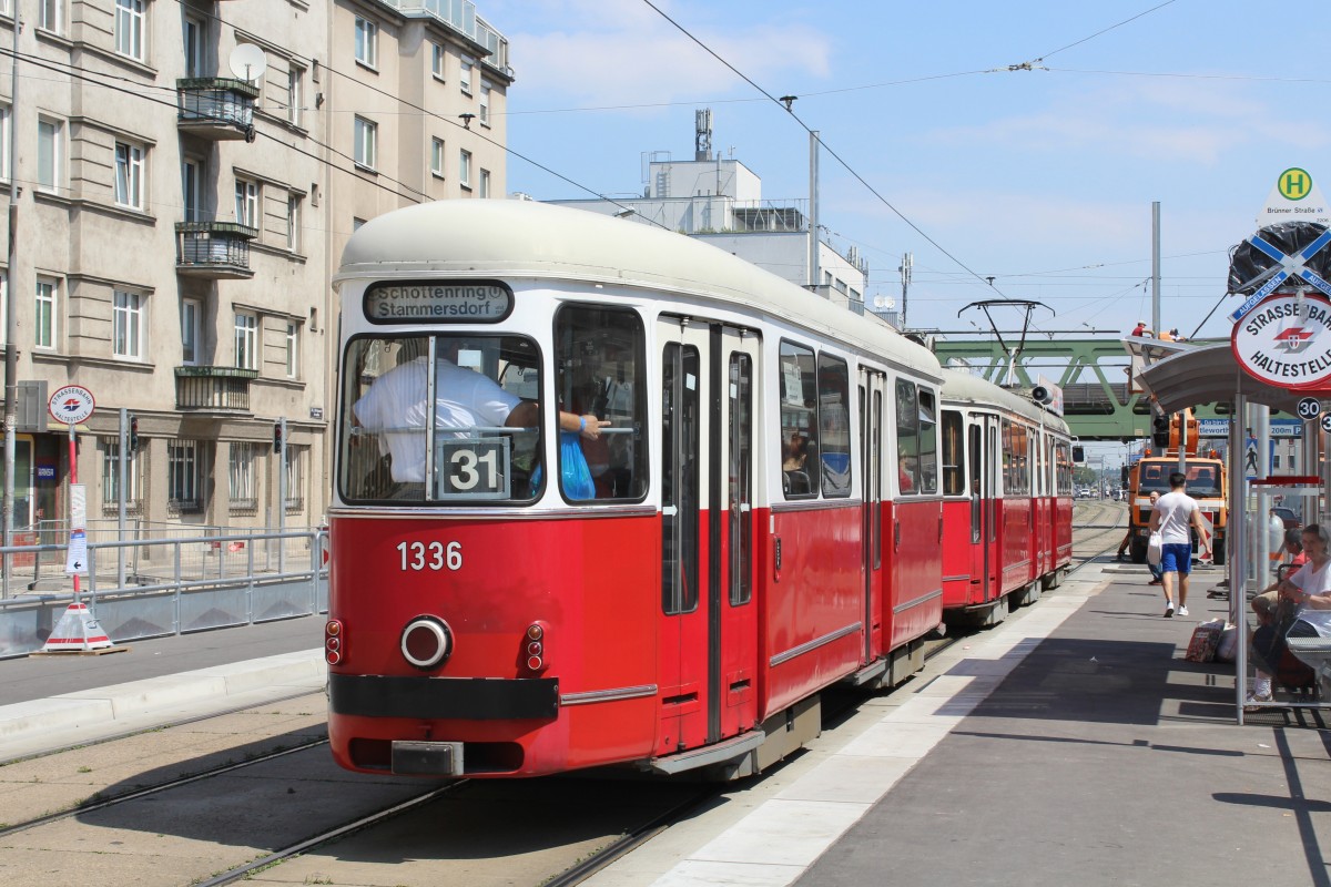 Wien WL SL 31 (c4 1336 + E1 4798) Hst. Brünner Straße am 1. Juli 2015.