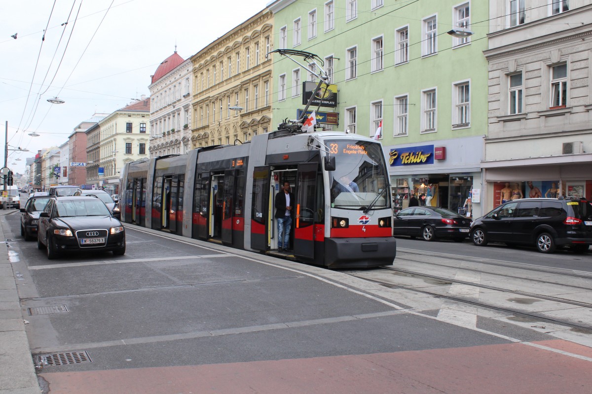 Wien WL SL 33 (A 4) Wallensteinstrasse / Klosterneuburger Strasse (Hst. Klosterneuburger Strasse / Wallensteinstrasse) am 2. Mai 2015.