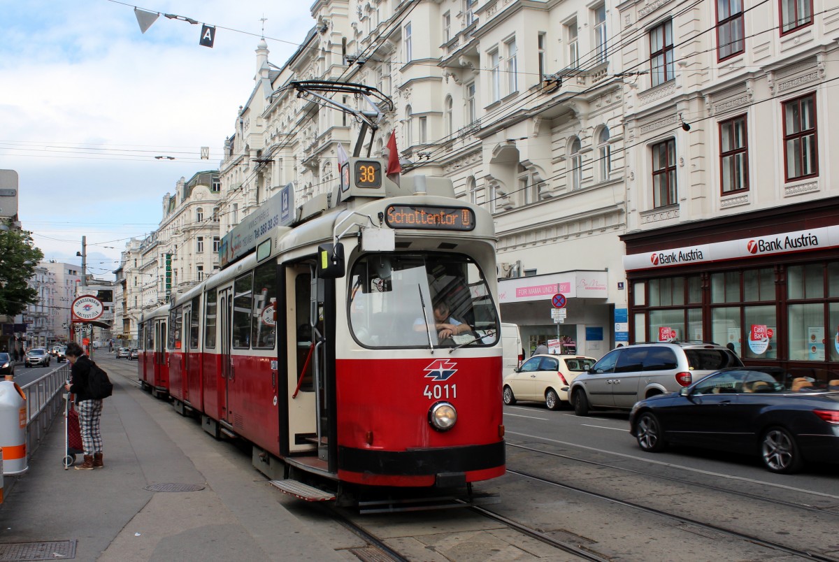Wien WL SL 38 (E2 4011) Nussdorfer Strasse / Währinger Strasse (Hst. Spitalgasse / Währinger Strasse) am 2. Mai 2015.