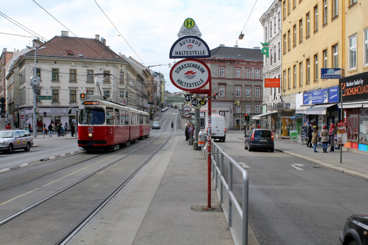 Wien WL SL 38 (E2 4026) Währinger Strasse / Arne-Carlson-Park am 2. Mai 2015.