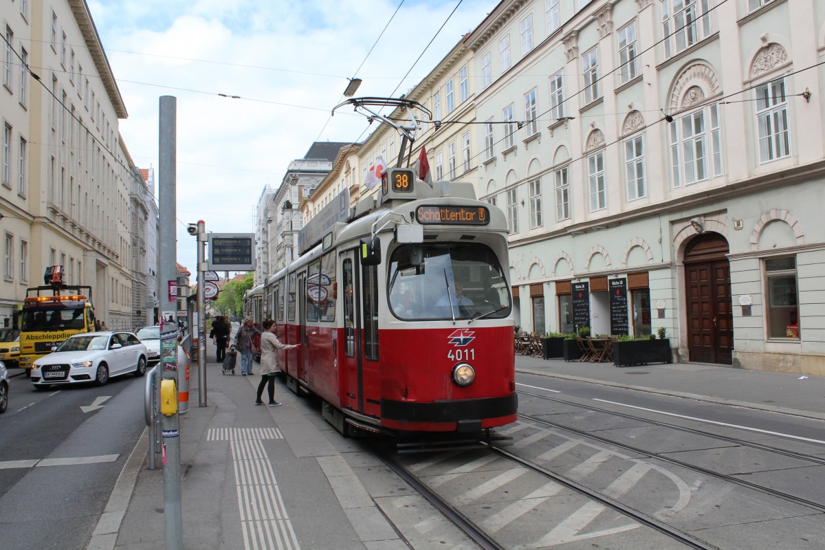 Wien WL SL 38 (E2 4011) Währinger Strasse (Hst. Schwarzspanierstrasse) am 2. Mai 2015.