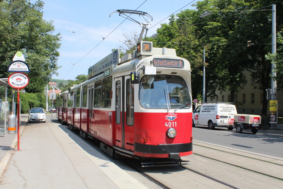 Wien WL SL 38 (E2 4011) Grinzinger Allee (Hst. An den langen Lüssen) am 2. Juli 2015.