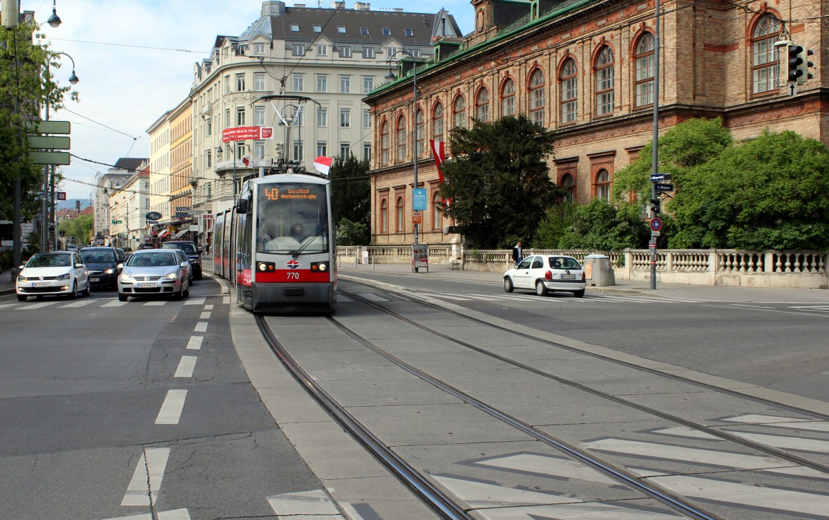 Wien WL SL 40 (B1 770) Währinger Strasse / Rooseveltplatz / Votivkirche / Strasse des Achten Mai am 2. Mai 2015.