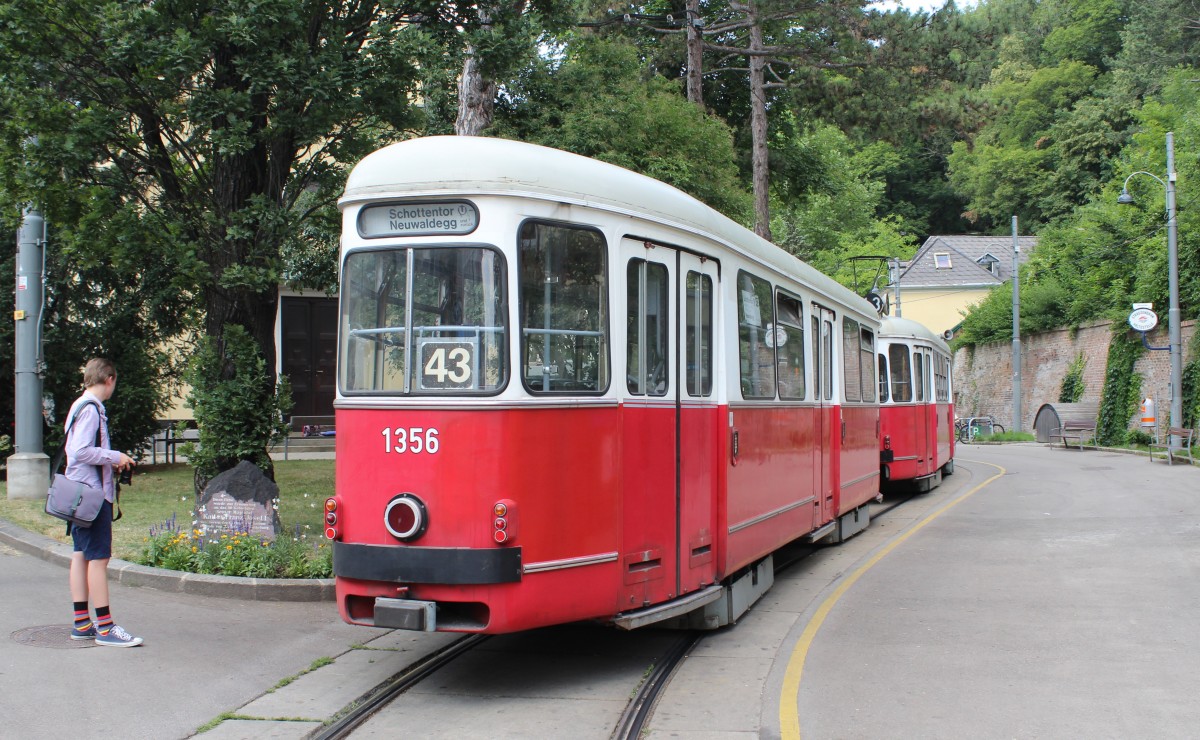 Wien WL SL 43 (c4 1356 + E1 4846) Rudolf-Kirchschlager-Platz / St. Anna Kapelle (Endst. Neuwaldegg) am 1. Juli 2015.