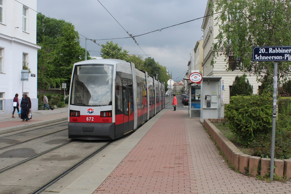 Wien WL SL 5 (B 672) Rabbiner-Schneerson-Platz / Rauscherstrasse (Hst. Nordwestbahnstrasse) am 2. Mai 2015.