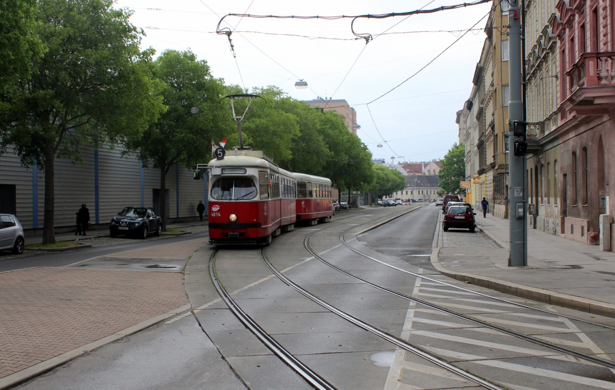Wien WL SL 5 (E1 4814 + c4 1314) Nordwestbahnstrasse / Rabbiner-Schneerson-Platz / Rauscherstrasse am 2. Mai 2015. 