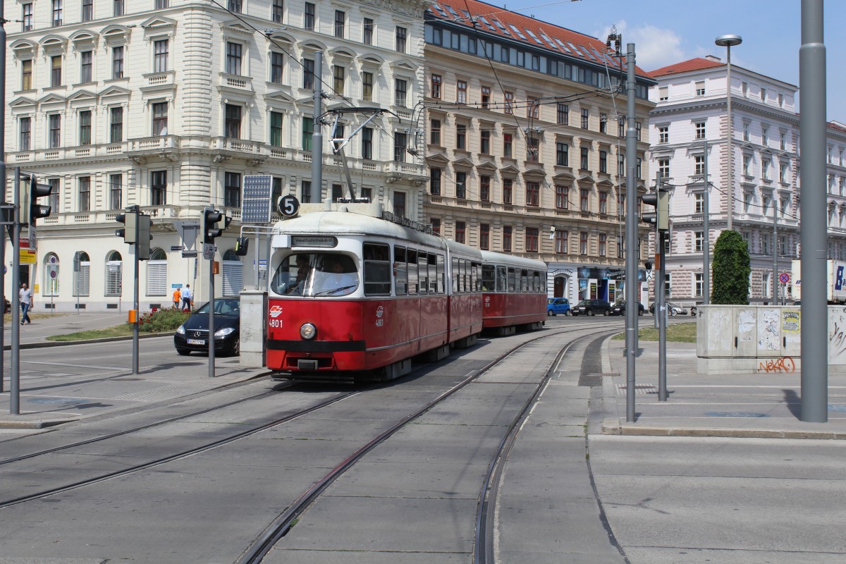 Wien WL SL 5 (E1 4801 + c4 1318) Praterstern am 30 Juni 2015.