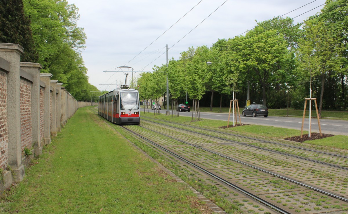 Wien WL SL 6 (B 645) Simmeringer Hauptstrasse am 1. Mai 2015.