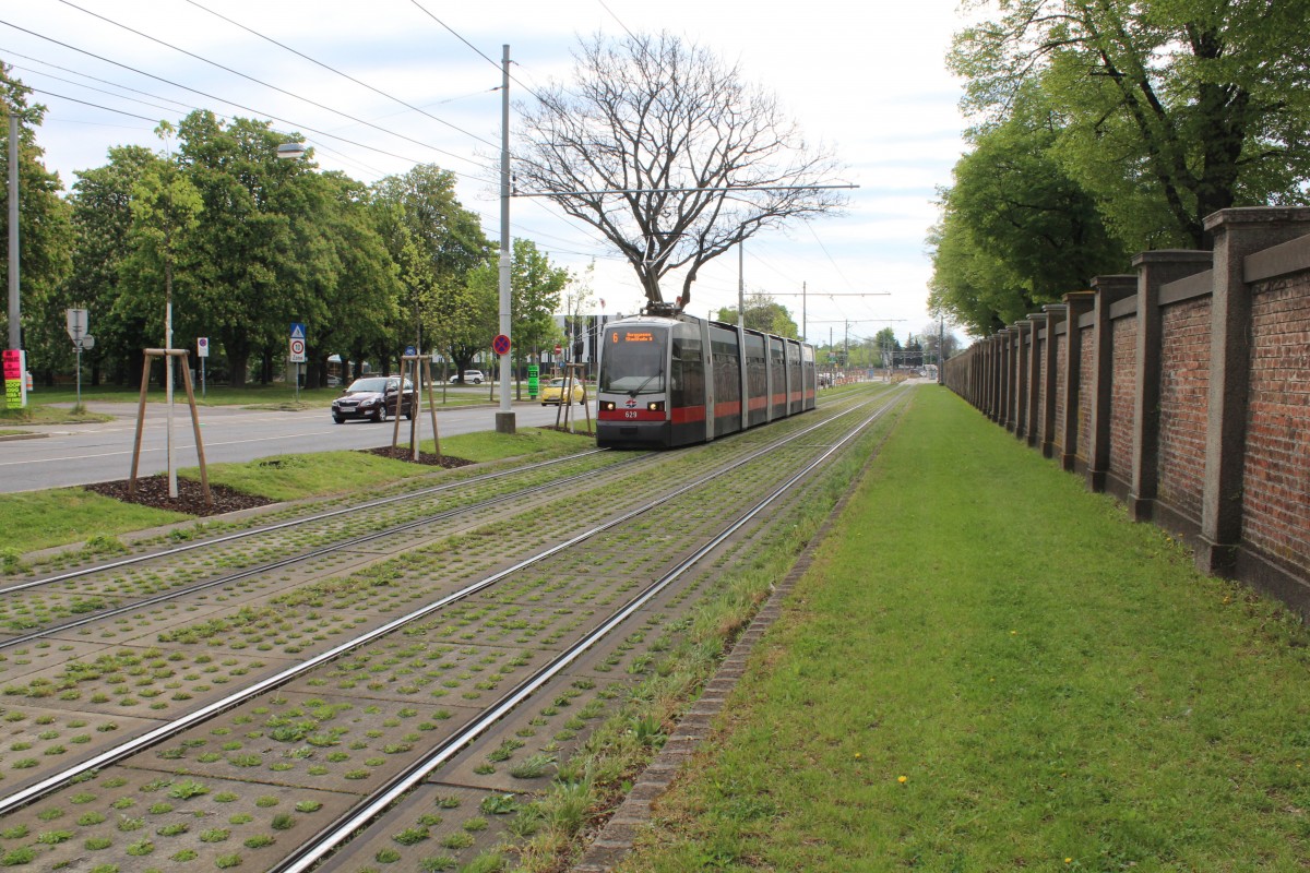 Wien WL SL 6 (B 629) Simmeringer Hauptstrasse am 1. Mai 2015.