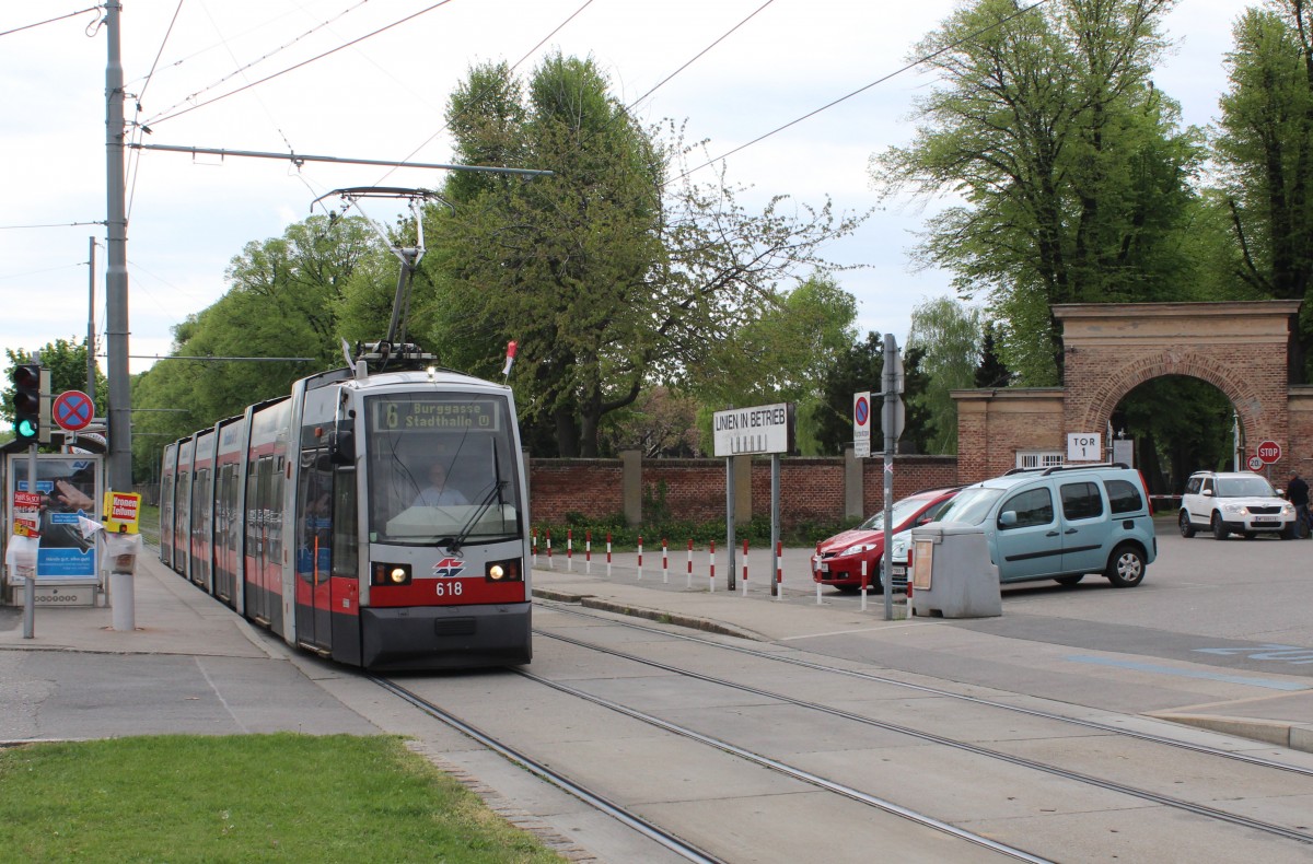 Wien WL SL 6 (B 618) Simmeringer Hauptstrasse / Zentralfriedhof 1. Tor am 1. Mai 2015.