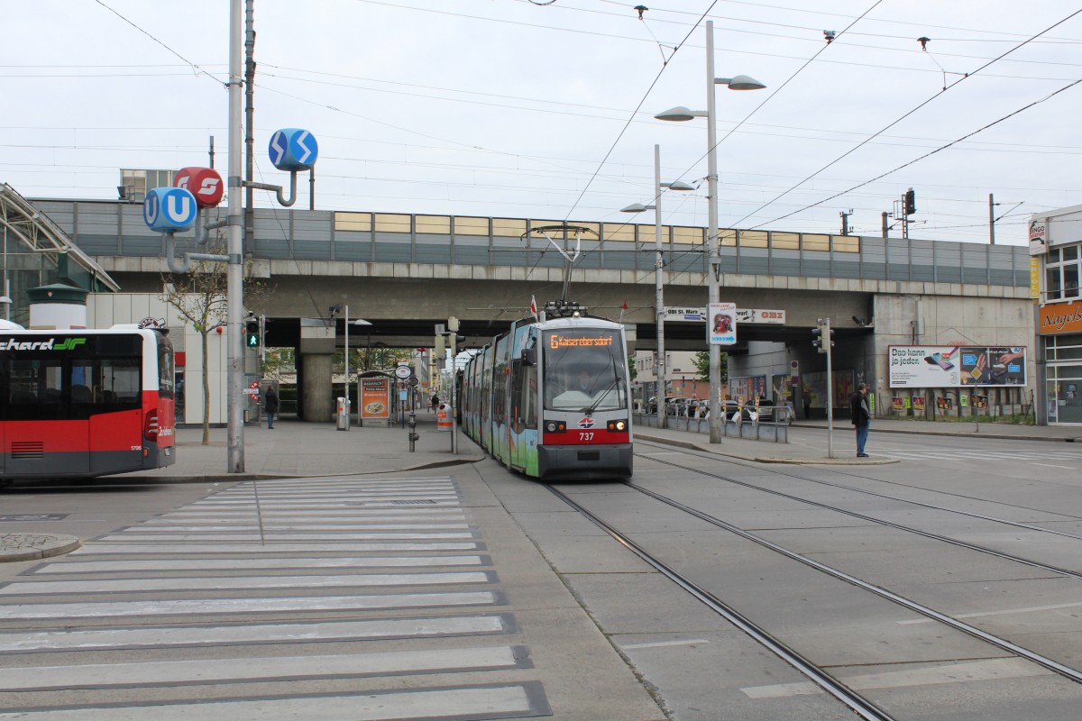 Wien WL SL 6 (B1 737) Simmeringer Hauptstrasse / Simmeringer Platz am 1. Mai 2015.
