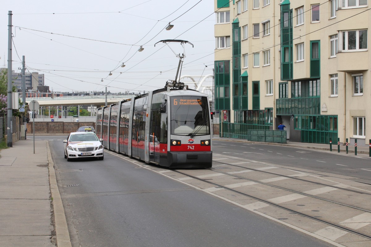 Wien WL SL 6 (B1 742) Absberggasse am 30. April 2015.