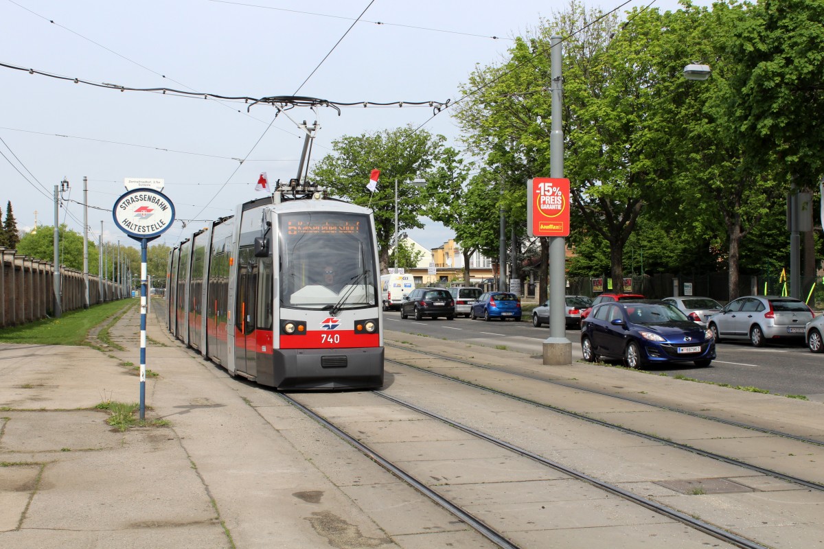 Wien WL SL 6: Der B1 740 erreicht am 1. Mai 2015 das 3. Tor des Zentralfriedhofes.