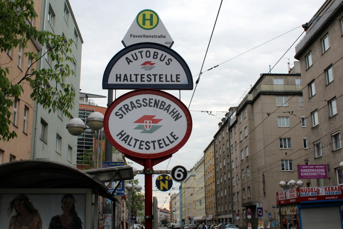 Wien WL SL 6: Strassenbahnhalte Favoritenstrasse (Quellenstrasse / Favoritenstrasse - Richtung Burggasse / Stadthalle) am 1. Mai 2015.