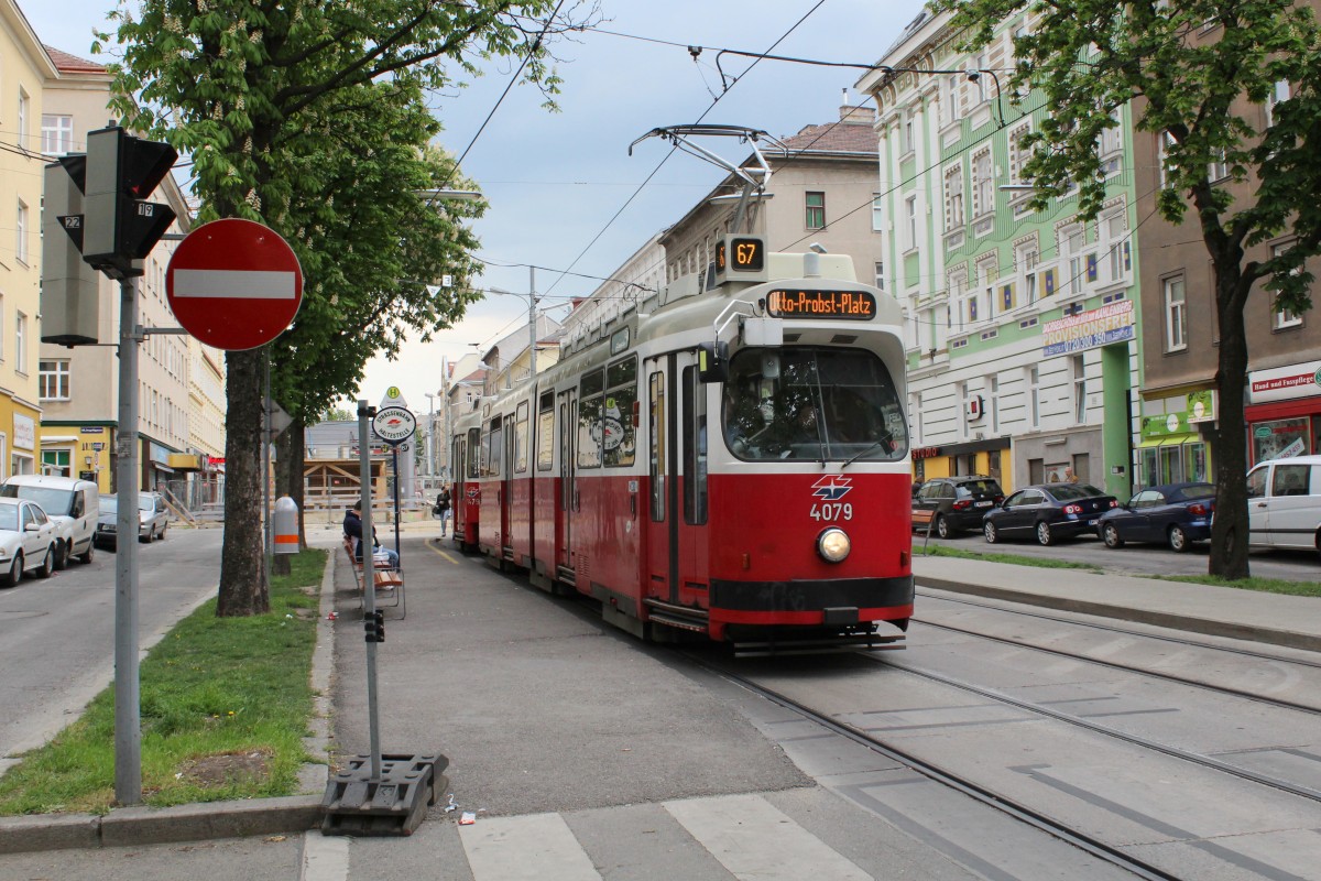 Wien WL SL 67 (E2 4079) Favoritenstrasse / Inzersdorfer Strasse (Hst. Troststrasse) am 30. April 2015.