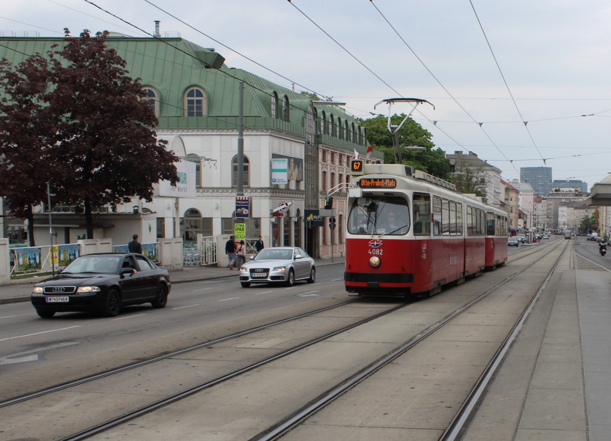Wien WL SL 67 (E2 4082) Laxenburger Strasse am 1. Mai 2015.