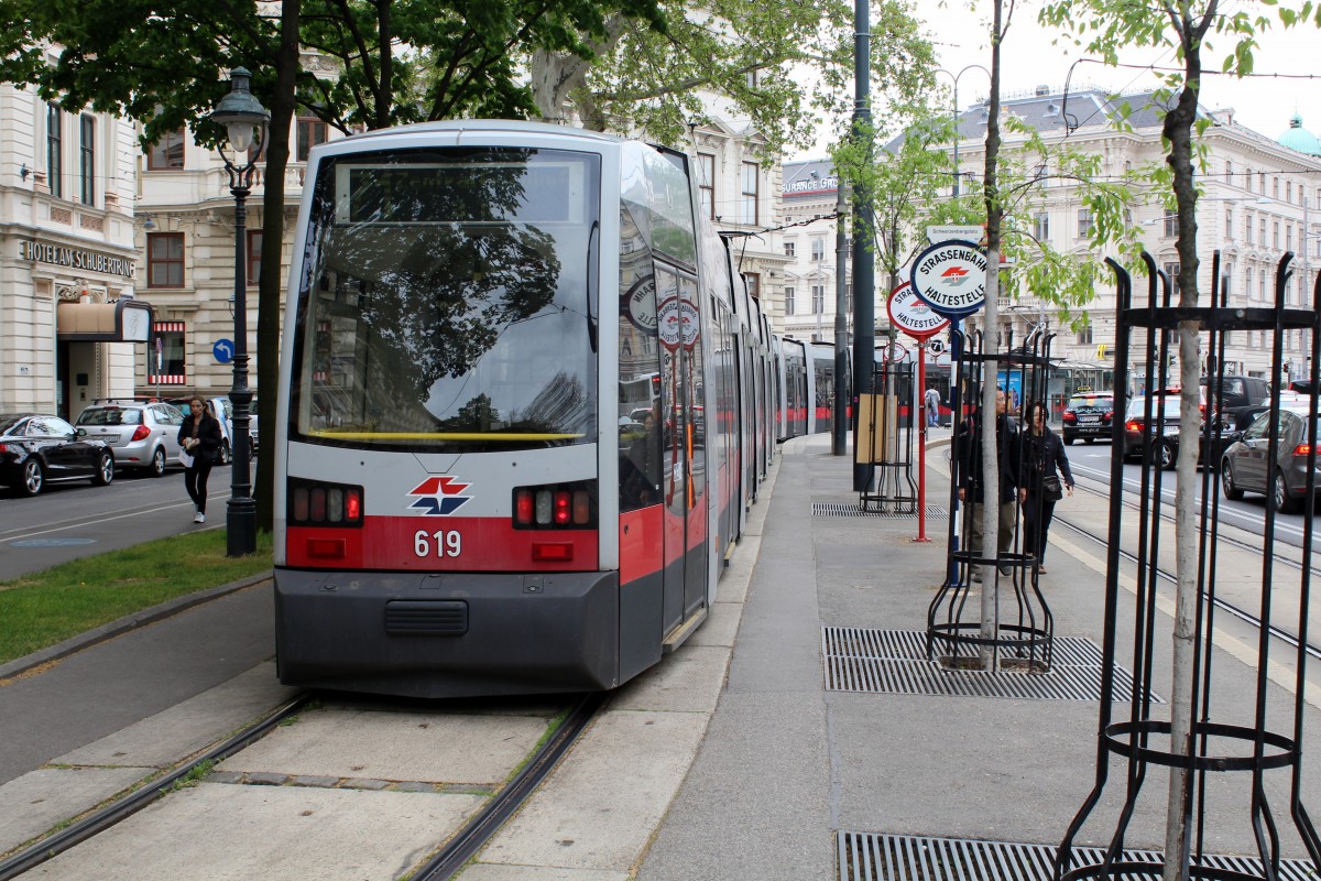 Wien WL SL 71 (B 619) Schubertring (Hst. Schwarzenbergplatz) am 1. Mai 2015.