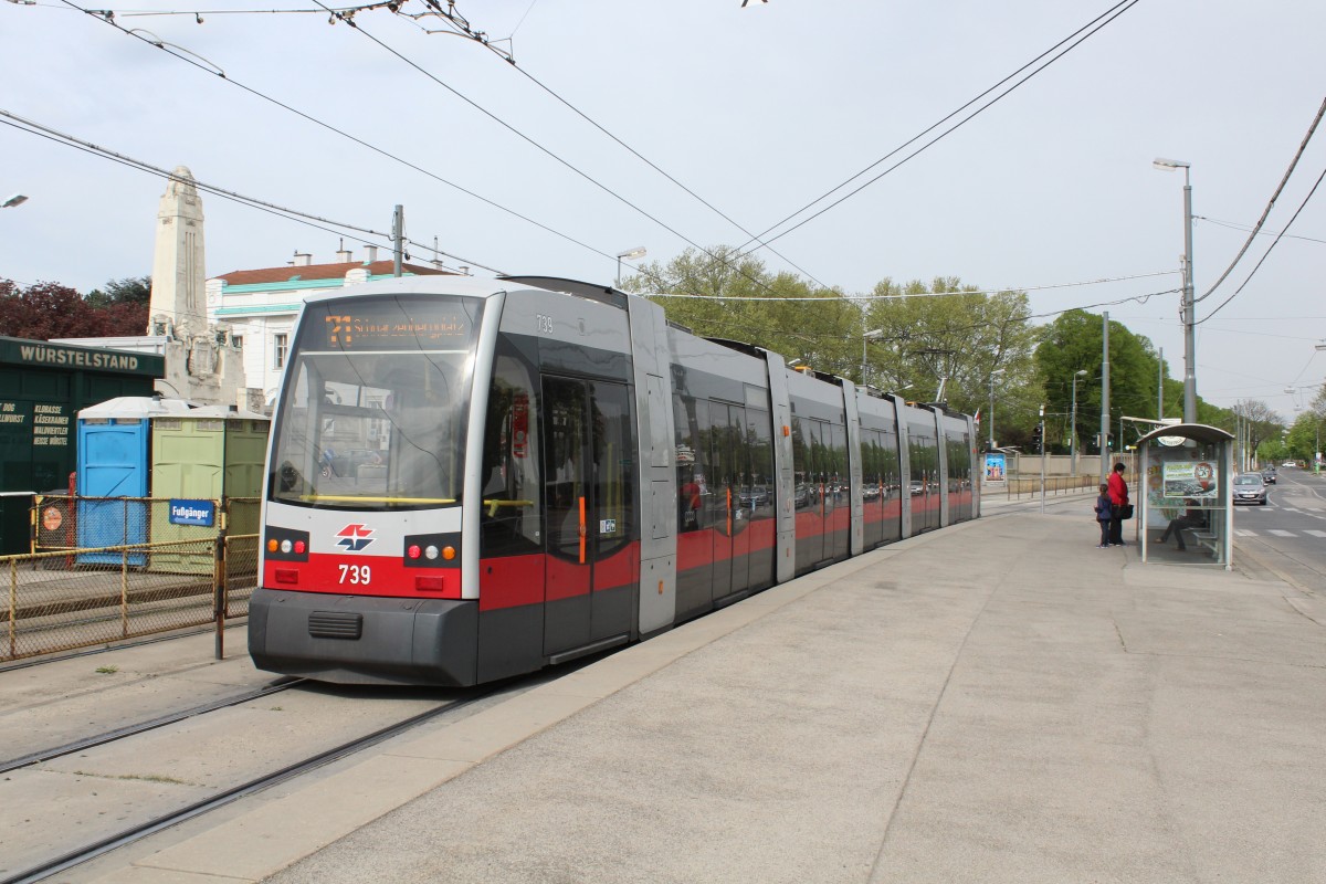 Wien WL SL 71 (B1 739) Simmeringer Hauptstrasse (Hst. Zentralfriedhof 2. Tor) am 1. Mai 2015.