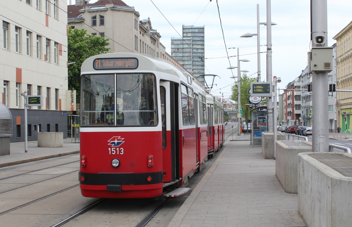 Wien WL SL 71 (c5 1513 + E2 4313) Simmeringer Hauptstrasse / Dürrnbacherstrasse (Hst. Fickeysstrasse) am 1. Mai 2015.