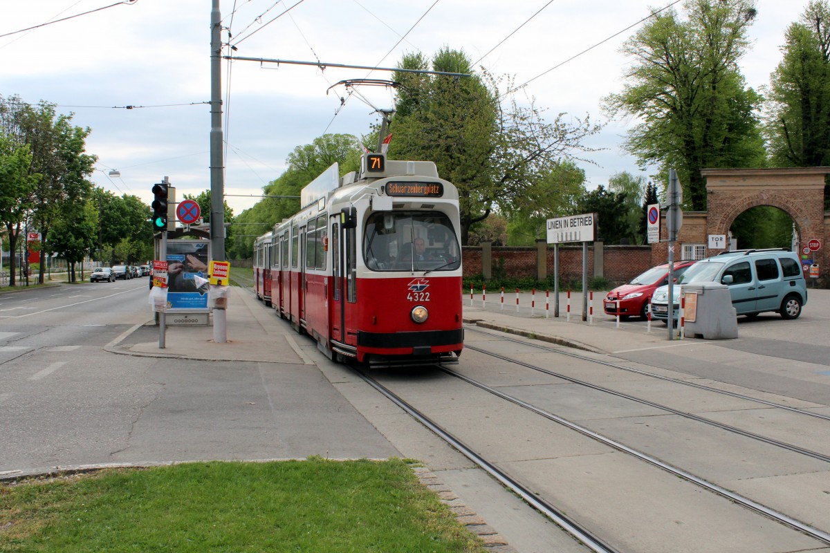 Wien WL SL 71 (E2 4322 + c5 1494) Simmeringer Hauptstrasse / Zentralfriedhof 1. Tor am 1. Mai 2015.