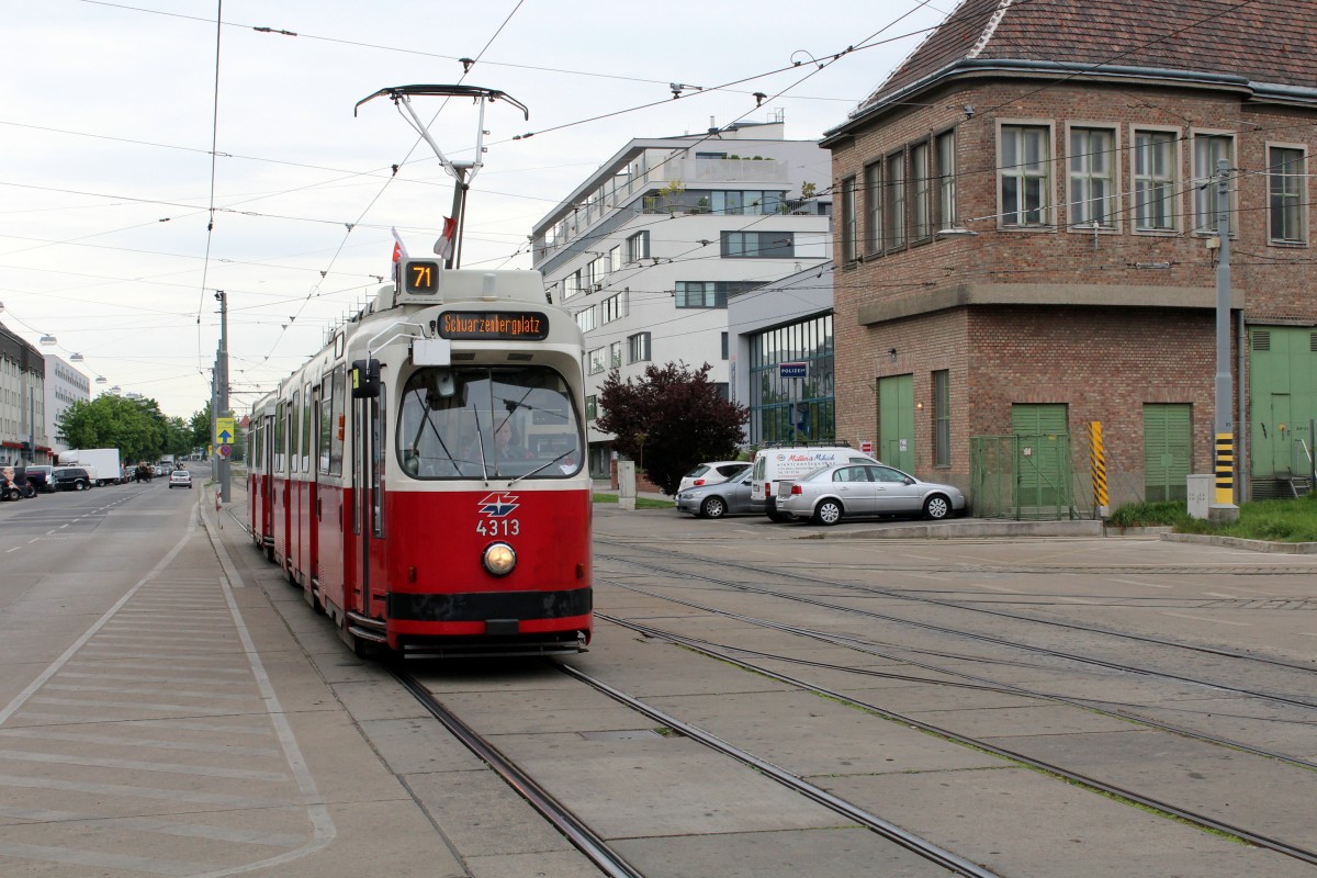 Wien WL SL 71 (E2 4313 + c5 1513) Simmeringer Hauptstrasse / Betriebsbahnhof Simmering am 1. Mai 2015.