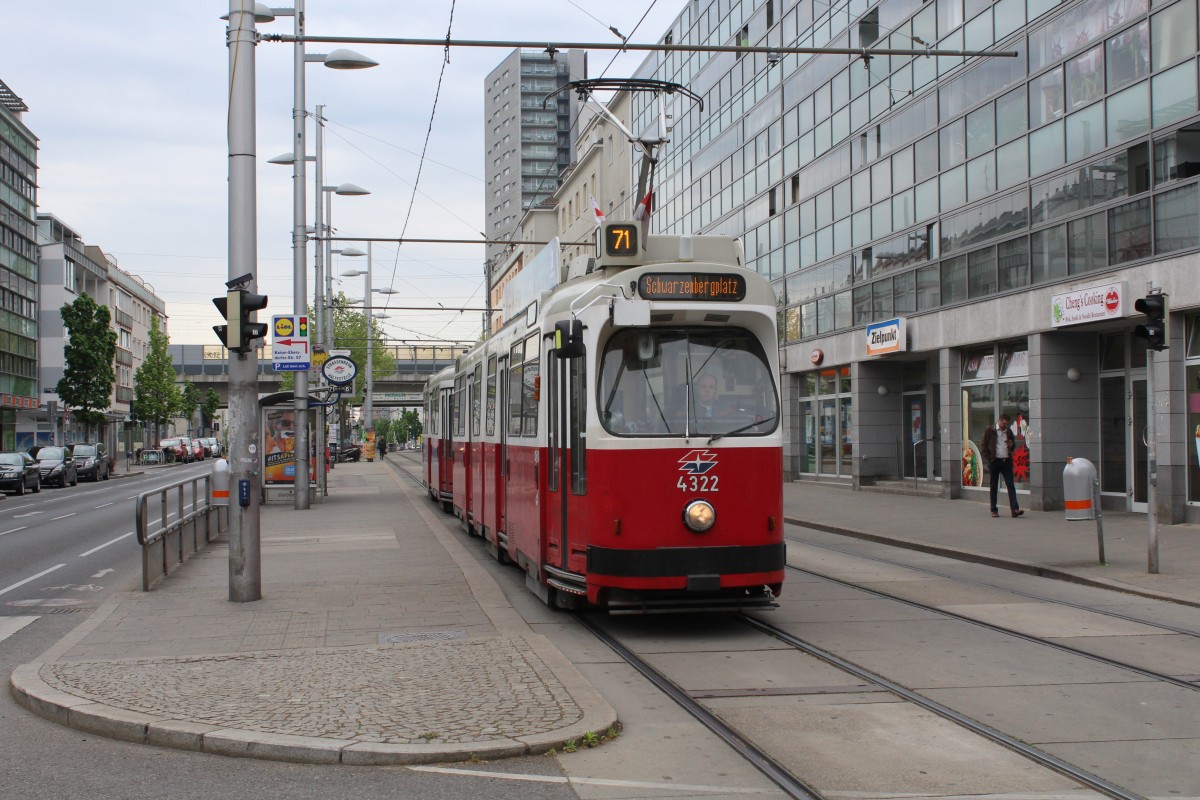 Wien WL SL 71 (E2 4322 + c5 1494) Simmeringer Hauptstrasse (Hst. Brauhubergasse) am 1. Mai 2015.