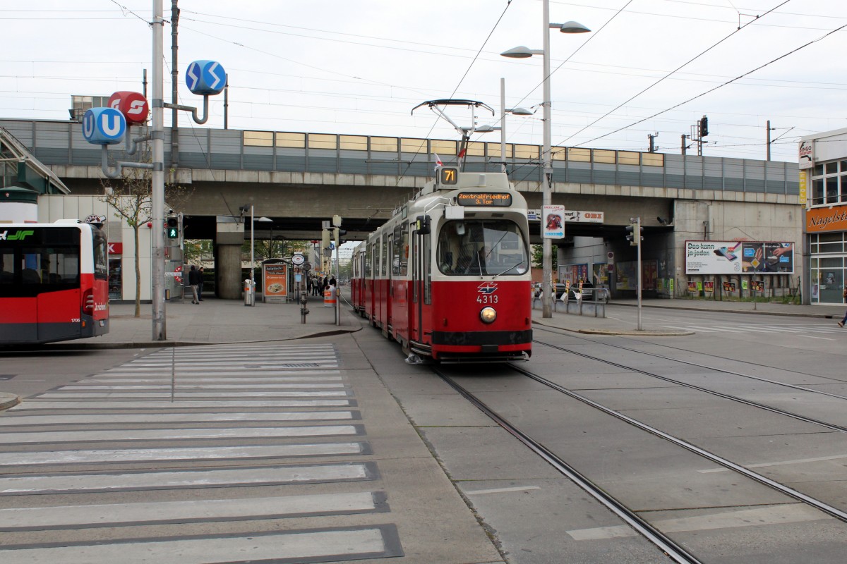 Wien WL SL 71 (E2 4313 + c5 1513) Simmeringer Hauptstrasse / Simmeringer Platz am 1. Mai 2015.