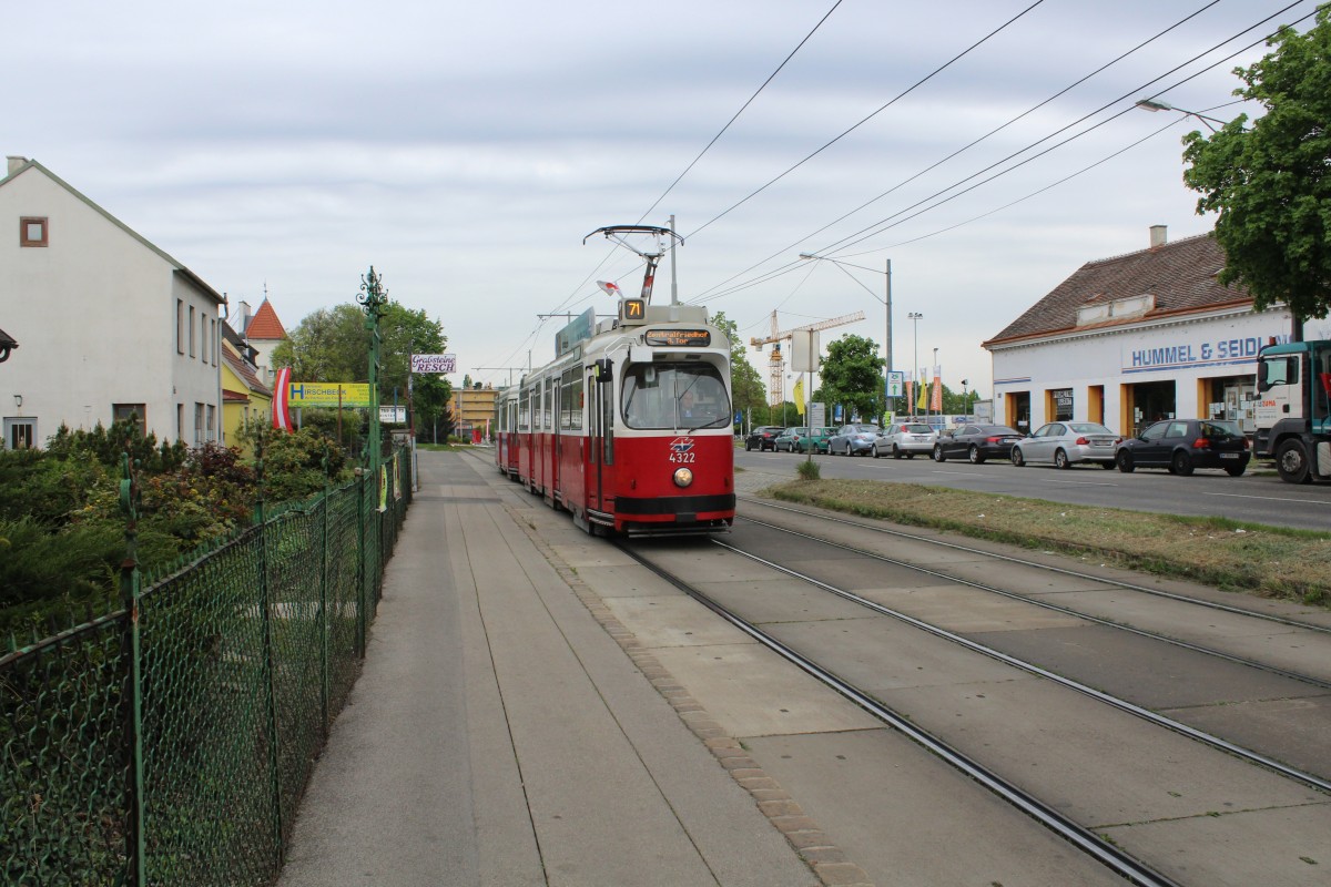 Wien WL SL 71 (E2 4322 + c5 1494) Simmeringer Hauptstrasse am 1. Mai 2015.