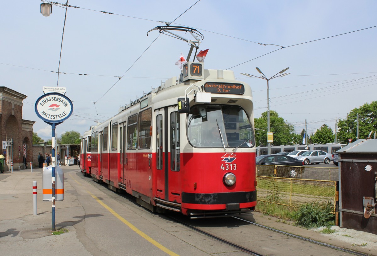 Wien WL SL 71 (E2 4313 + c5 1513) Zentralfriedhof 3. Tor am 1. Mai 2015.