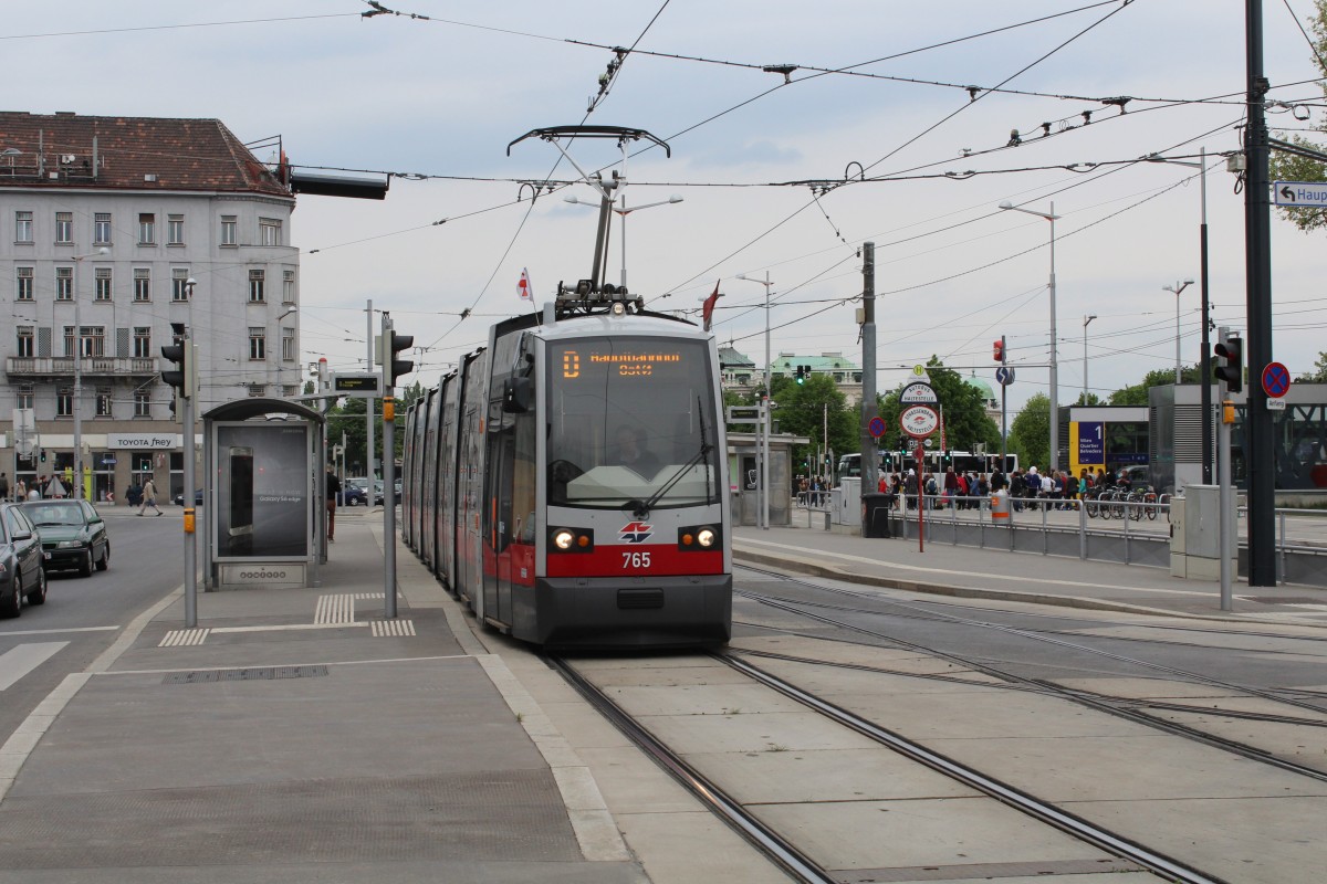 Wien WL SL D (B1 765) Arsenalstraße (Hst. Quartier Belvedere) am 1. Mai 2015.