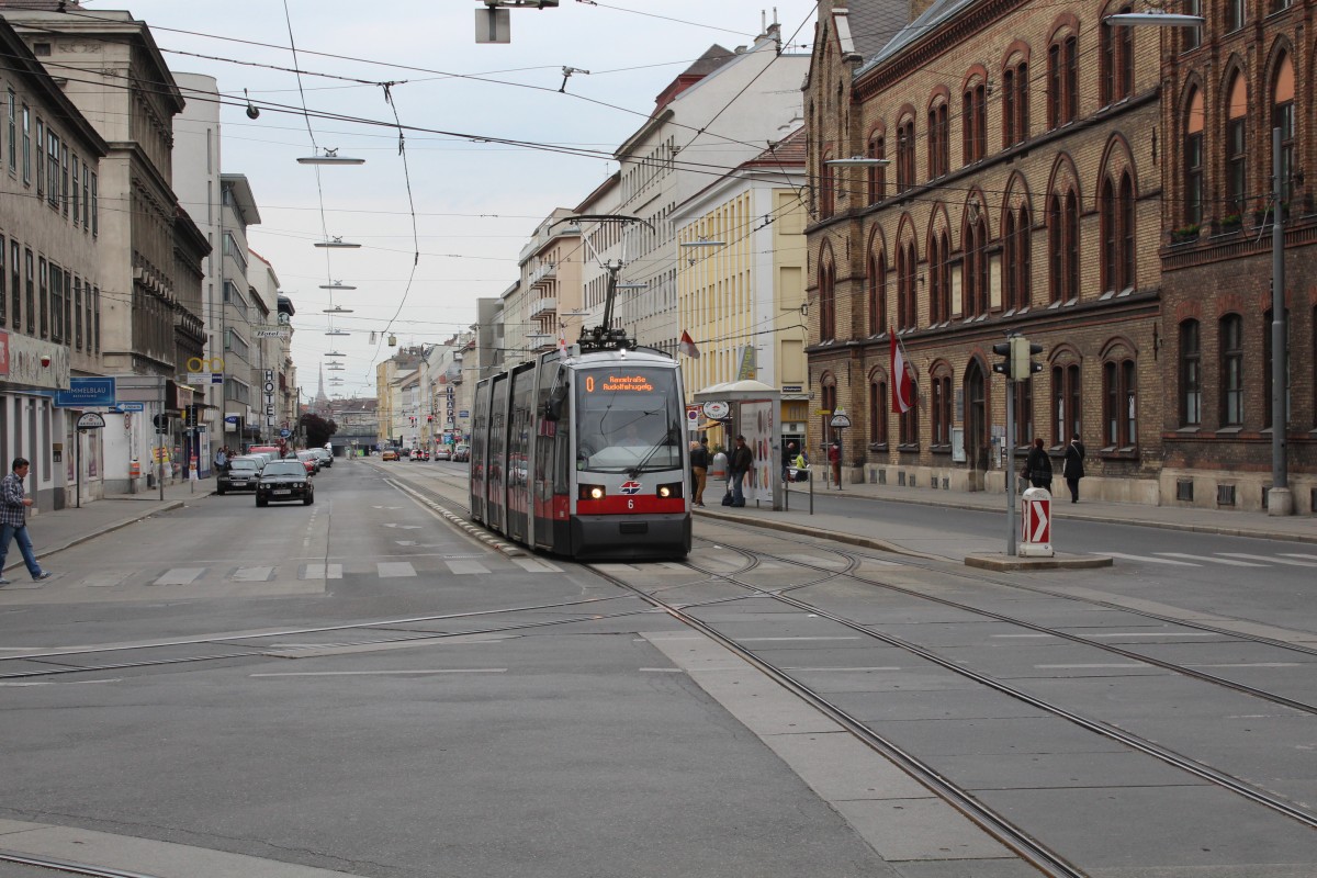 Wien WL SL O (A 6) Laxenburger Straße / Gudrunstrassse am 1. Mai 2015.