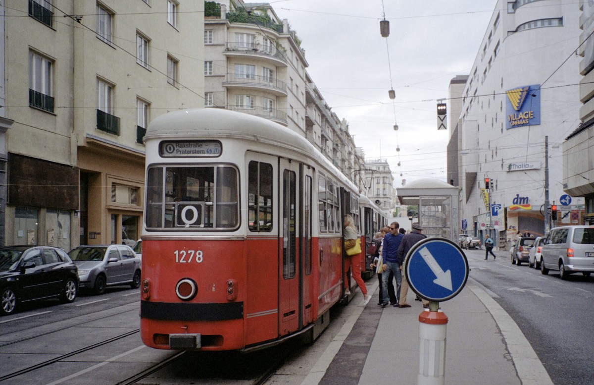 Wien WL SL O (c3 1278) Invalidenstraße (Hst. Wien-Mitte Landstraße) am 6. August 2010. - Scan von einem Farbnegativ. 