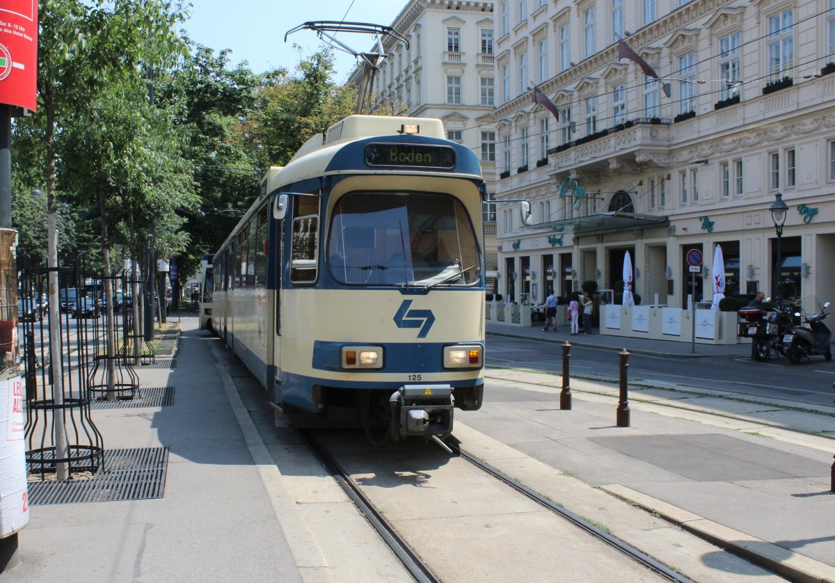 Wien WLB: Ein Zug von Baden (Gelenktriebwagen 125) erreicht am 2. Juli 2015 die Endstation Wien Oper (am Kärntner Ring).