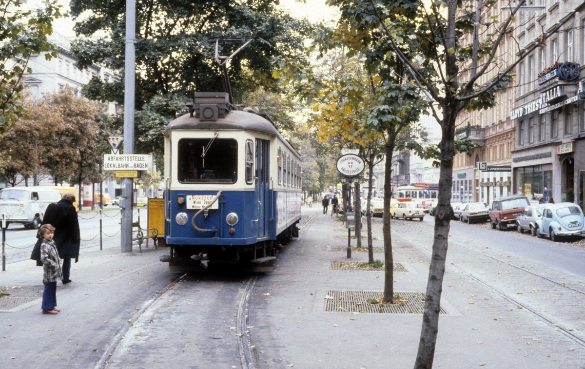 Wien WLB im Oktober 1979: Ein Kurzzug (Wien Oper - Wiener Neudorf) hält an der Endstation Wien Oper (Kärntner Ring / Kärntner Strasse).