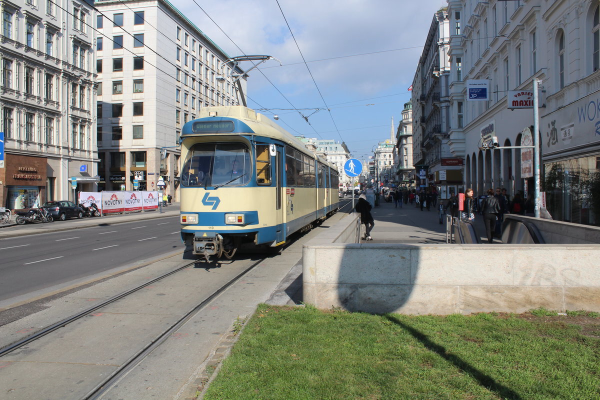 Wien WLB Tw 110 Kärntner Straße / Karlsplatz am 22. Oktober 2016. - Der Zug fährt nach Wiener Neudorf.