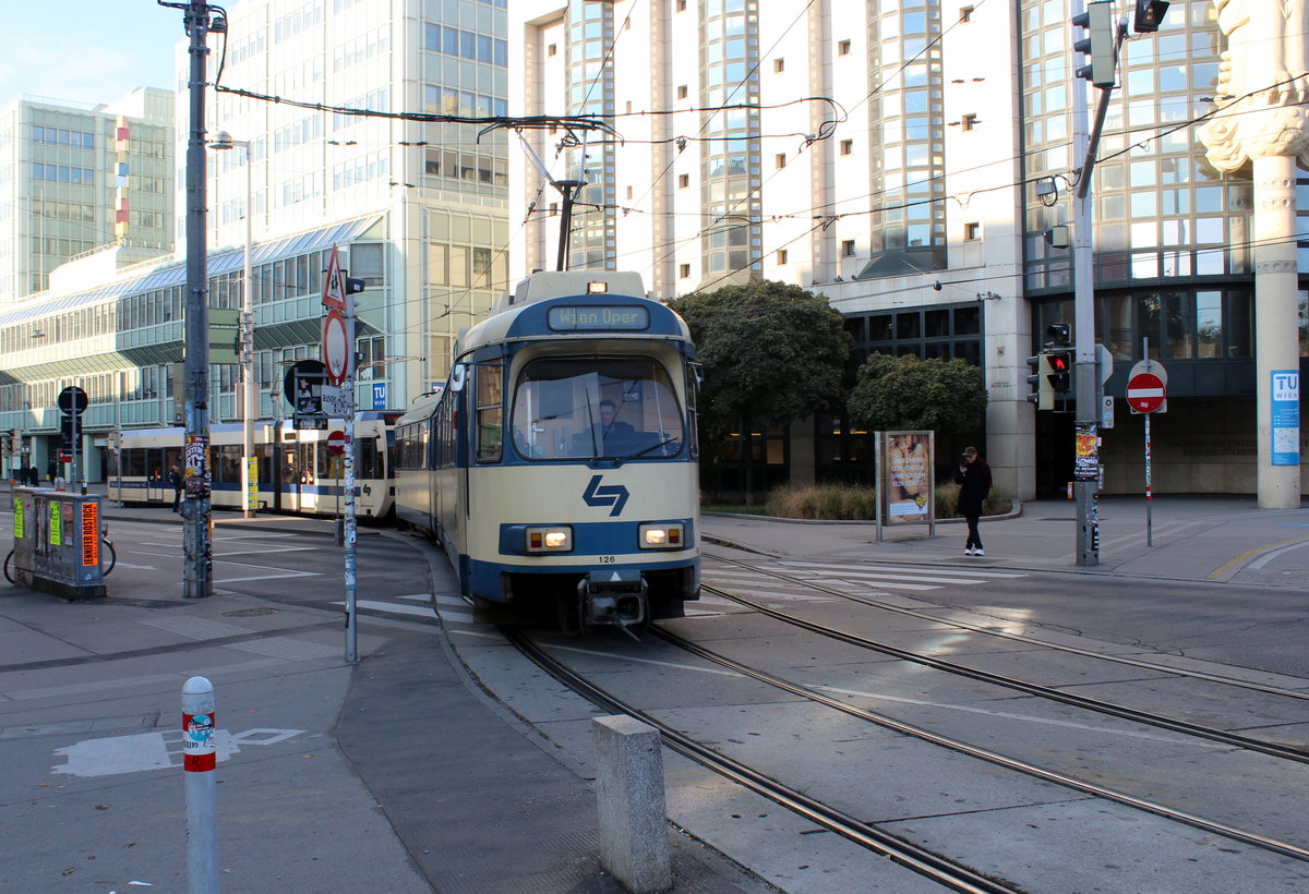 Wien WLB Tw 126 Wiedner Haupstraße / Treitlstraße / Karlsplatz am 22. Oktober 2016.